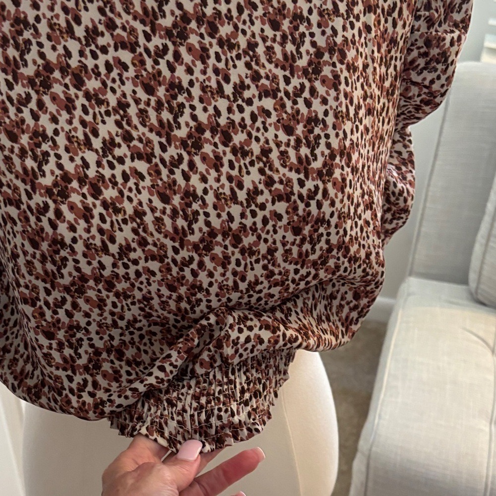 Paper Crane animal print crop top, 3/4 sleeves, smocked waist. Size Small - Picture 3 of 6